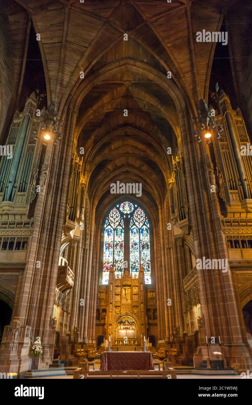 Coro e altare maggiore, la cattedrale di Liverpool, la più grande cattedrale e edificio religioso in Gran Bretagna Foto Stock