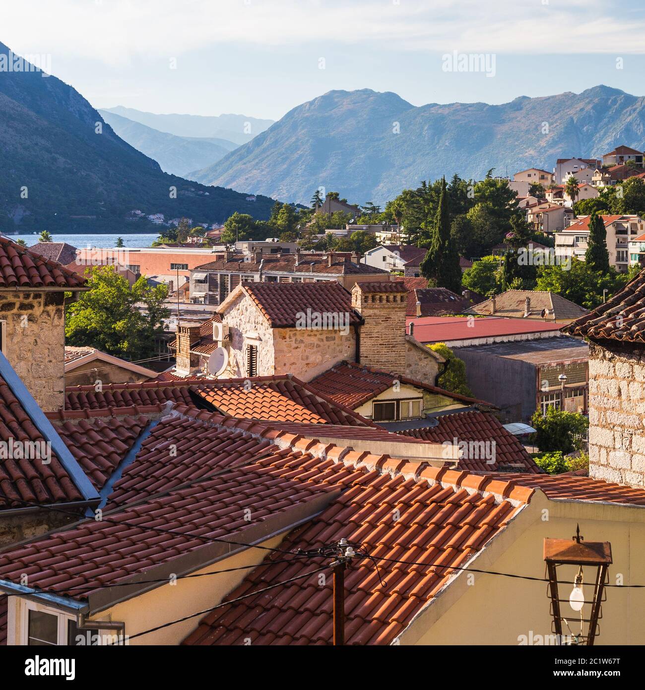 Gli edifici e i tetti nella città vecchia di Kotor in Montenegro durante il giorno in estate. Foto Stock