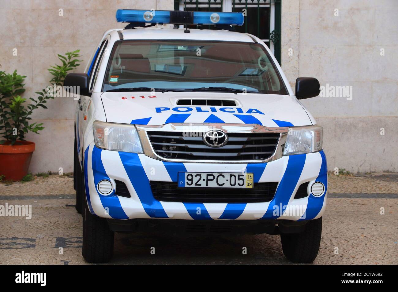 LISBONA, PORTOGALLO - 4 GIUGNO 2018: Toyota Hilux della polizia del Portogallo. Il nome completo della forza portoghese è la polizia di sicurezza pubblica (PSP). Foto Stock