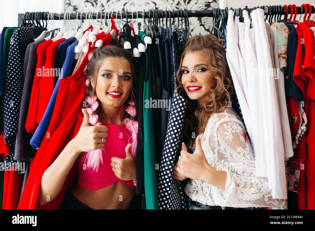 Felice ragazze alla moda per divertirsi insieme,trascorrere il tempo in negozio. Foto Stock