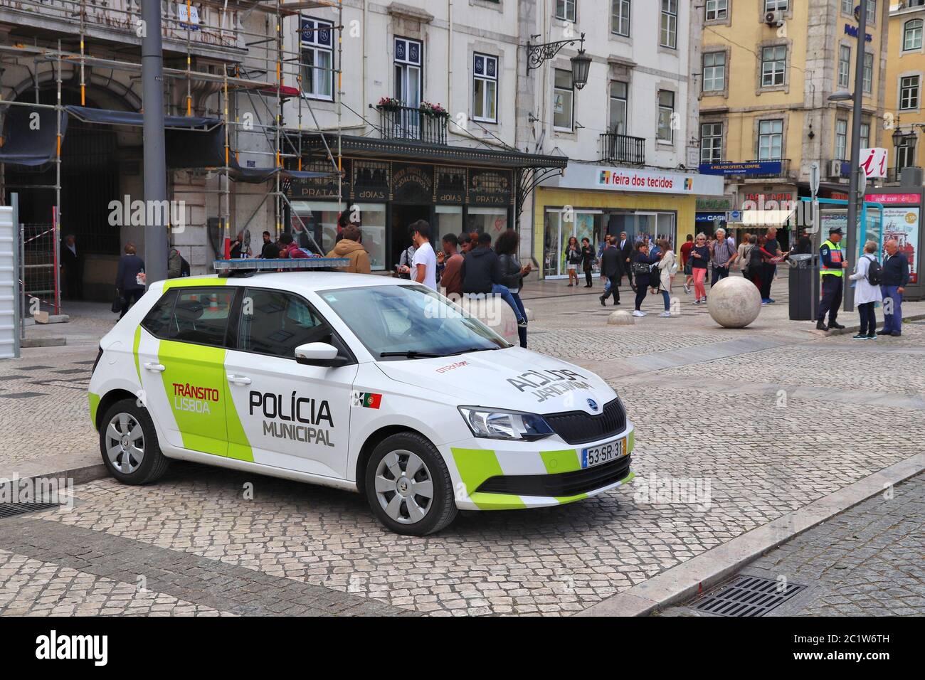 Lisbona, Portogallo - 4 giugno 2018: la gente a piedi da Skoda Fabia auto della Polizia Municipale di Lisbona, Portogallo. Lisbona è la 11th-più popolosa area urbana i Foto Stock