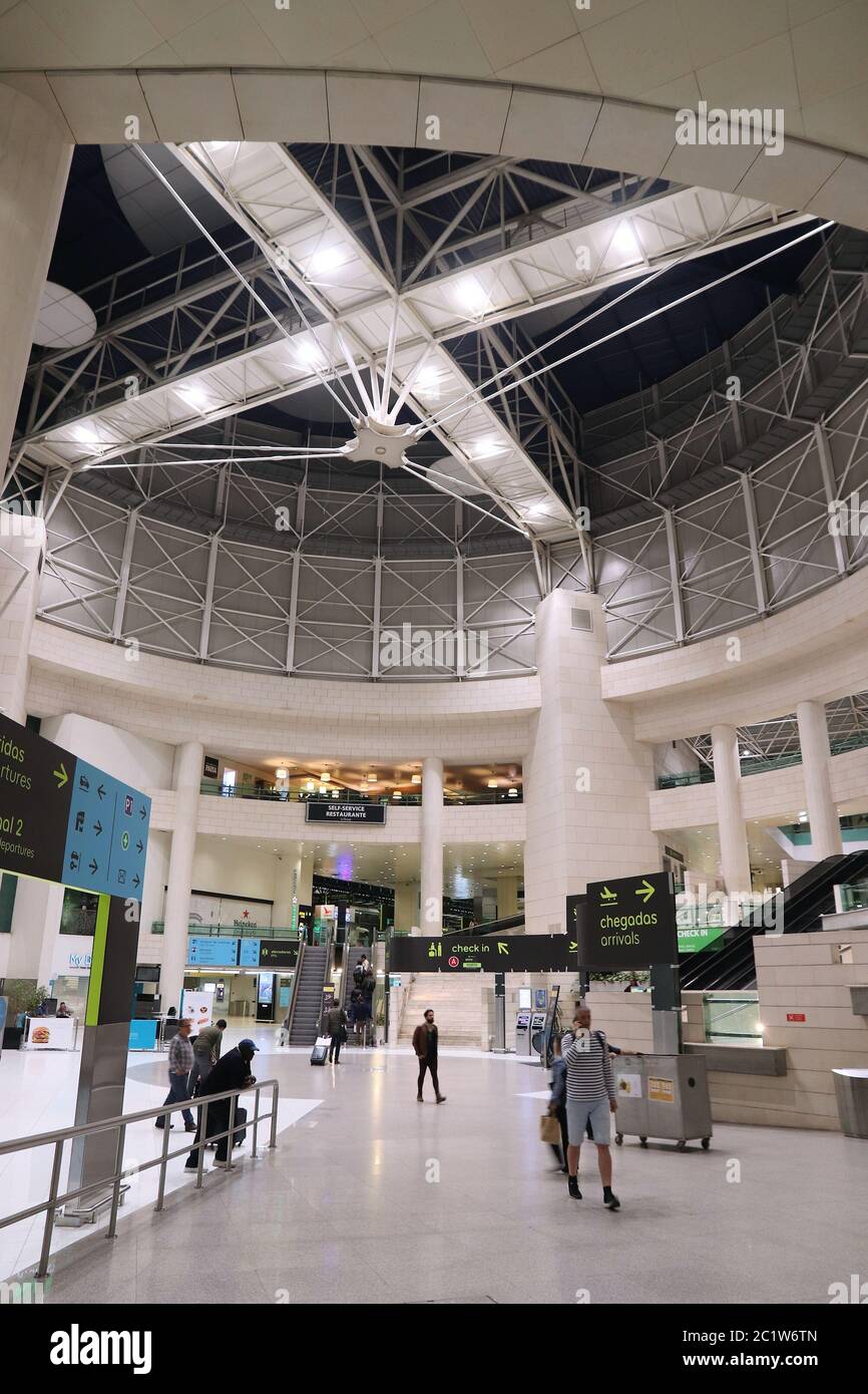 LISBONA, PORTOGALLO - 20 MAGGIO 2018: La gente aspetta all'aeroporto internazionale Portela di Lisbona in Portogallo. Nel 2018 l'aeroporto ha gestito 29 milioni di passeggeri. Foto Stock