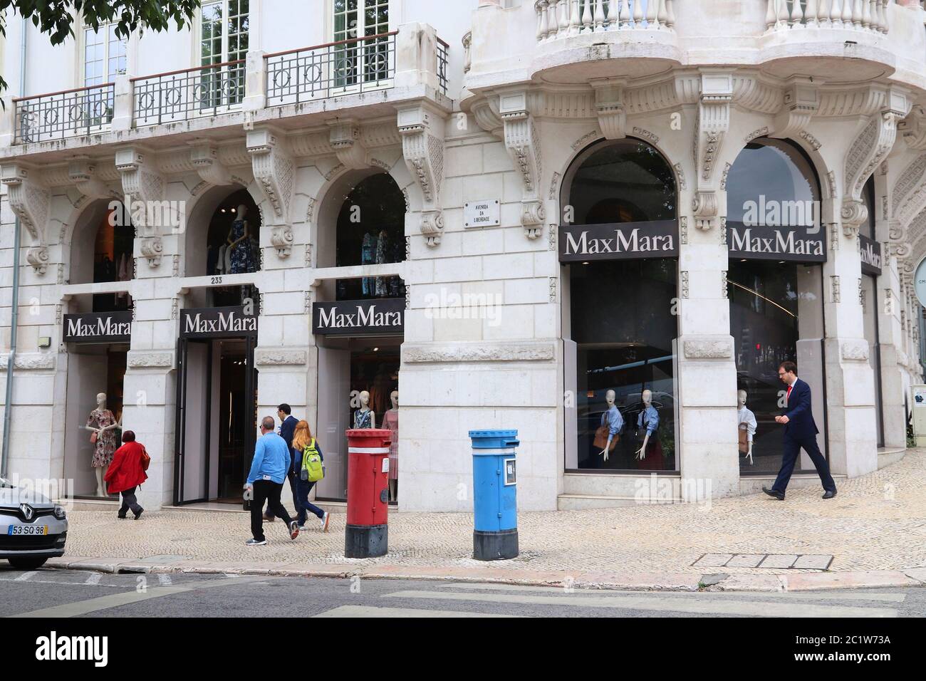 Lisbona, PORTOGALLO - 6 GIUGNO 2018: Negozio MaxMara in Avenida da Liberdade (Liberty Avenue) a Lisbona, Portogallo. Questo famoso viale è rinomato per il lusso Foto Stock