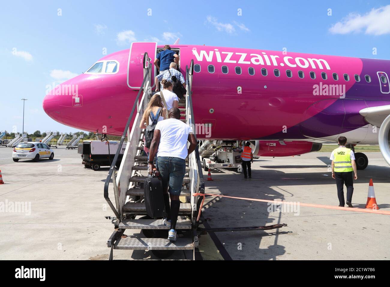 KATOWICE IN POLONIA - Agosto 22, 2018: passeggeri compagnia aerea a basso costo Wizz Air un aeromobile di tipo Airbus A320 a aeroporto Katowice in Polonia. Katowice è il 4. Foto Stock