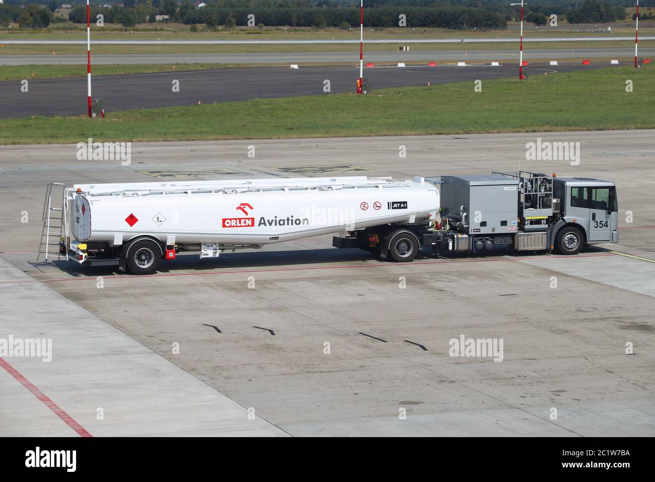 KATOWICE, POLONIA - 22 AGOSTO 2018: Camion a carburante di Orlen Aviation all'aeroporto di Katowice in Polonia. Orlen è la società nazionale del settore petrolifero in Polonia. Foto Stock