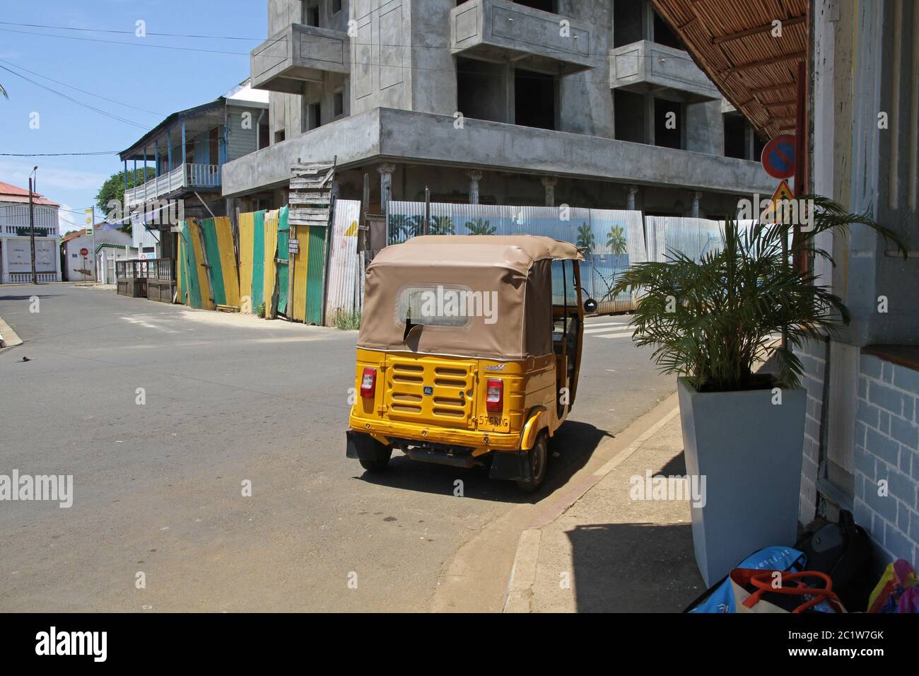 Vista sul retro del taxi tuk-tuk intorno al cantiere, Andoany o Hell-Ville porto, Nosy Be, Madagascar. Foto Stock