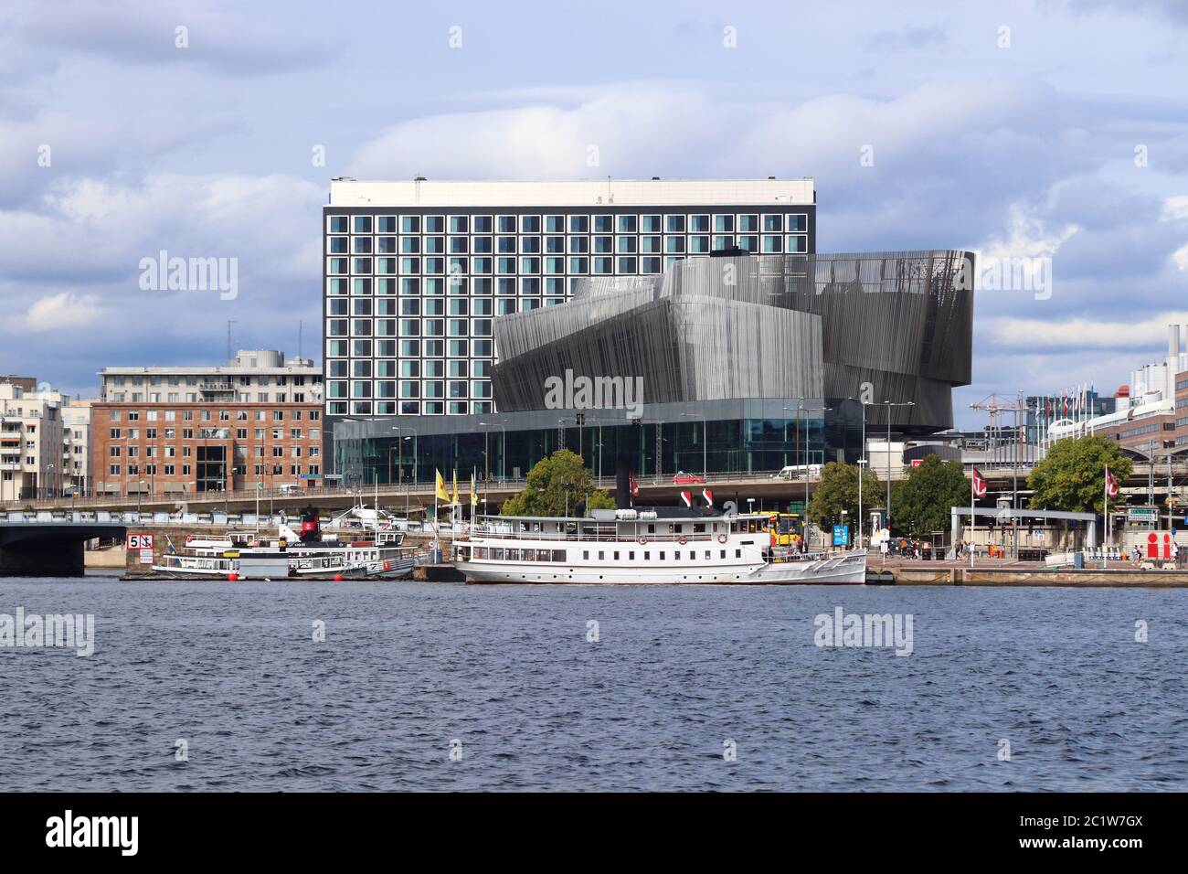 STOCCOLMA, SVEZIA - 23 AGOSTO 2018: Centro congressi sul lungomare di Stoccolma in Svezia. Stoccolma è la capitale e l'area più popolosa della Svezia. Foto Stock