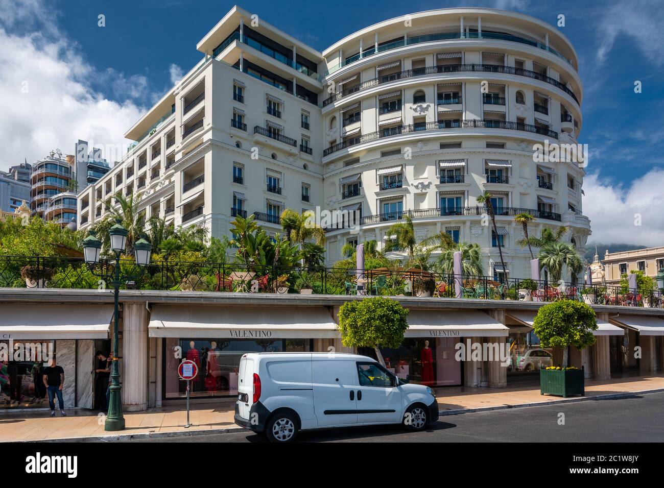 Monte Carlo, Monaco - 13 Giugno 2019 : Hotel de Paris con negozi di lusso. Uno dei luoghi preferiti per i ricchi. Foto Stock