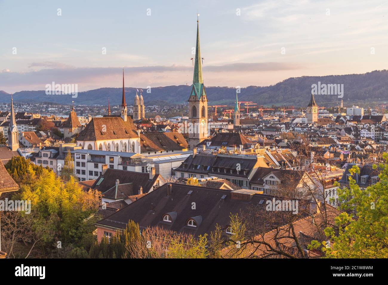 ZURIGO, SVIZZERA - 17 APRILE 2018: Vista panoramica dello skyline di Zurigo al tramonto. Tetti e guglie possono essere visti. Foto Stock