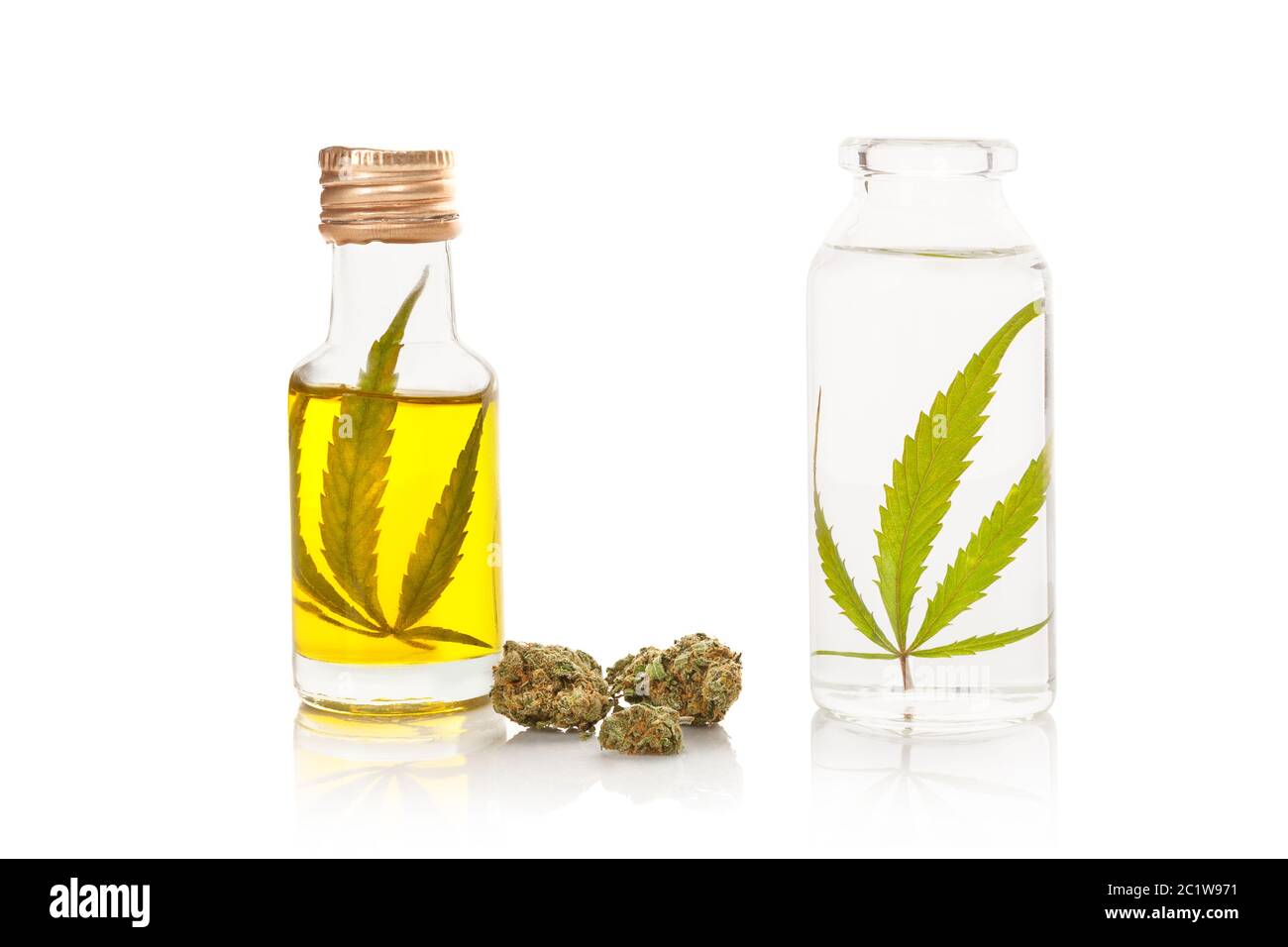 Olio di cannabis e estratto di alcol in bottiglie con boccioli di marijuana. Foto Stock