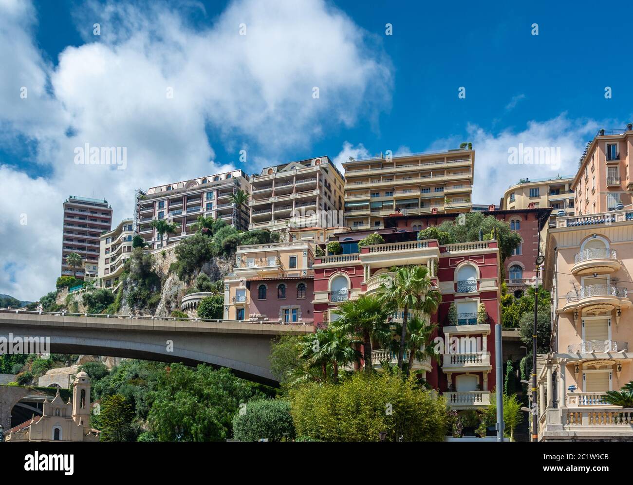 Monte Carlo è una città del Principato di Monaco, situata su una spicco scarpata ai piedi delle Alpi Marittime lungo la Riviera francese. Foto Stock
