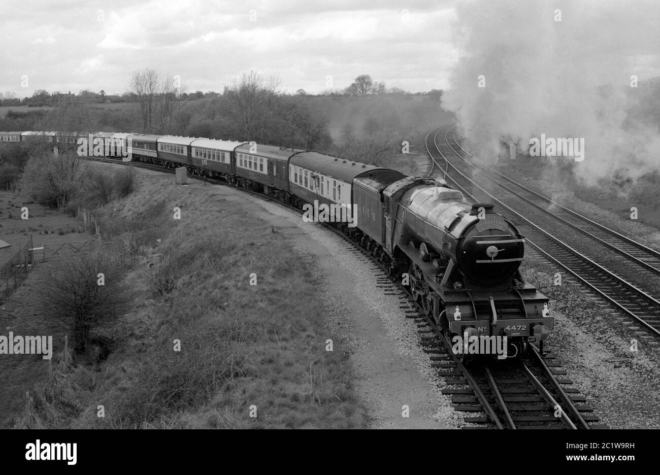 LA locomotiva a vapore LNER A3 Class "Flying Scotsman" dirige il treno Shakespeare Limited che si avvicina alla stazione di Hatton, Warwickshire, Inghilterra, Regno Unito. 4 maggio 1986. Foto Stock