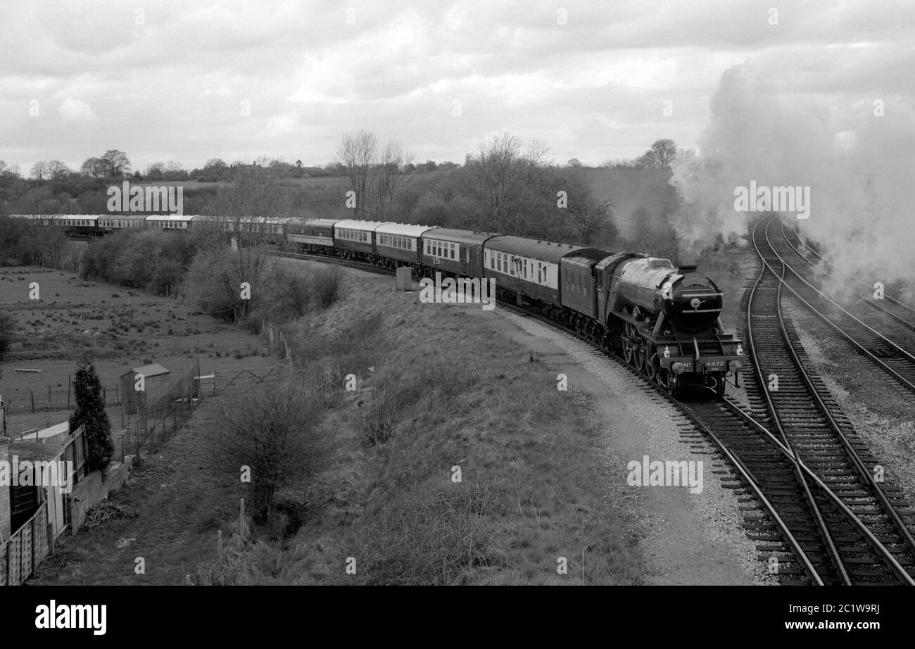 LA locomotiva a vapore LNER A3 Class "Flying Scotsman" dirige il treno Shakespeare Limited che si avvicina alla stazione di Hatton, Warwickshire, Inghilterra, Regno Unito. 4 maggio 1986. Foto Stock