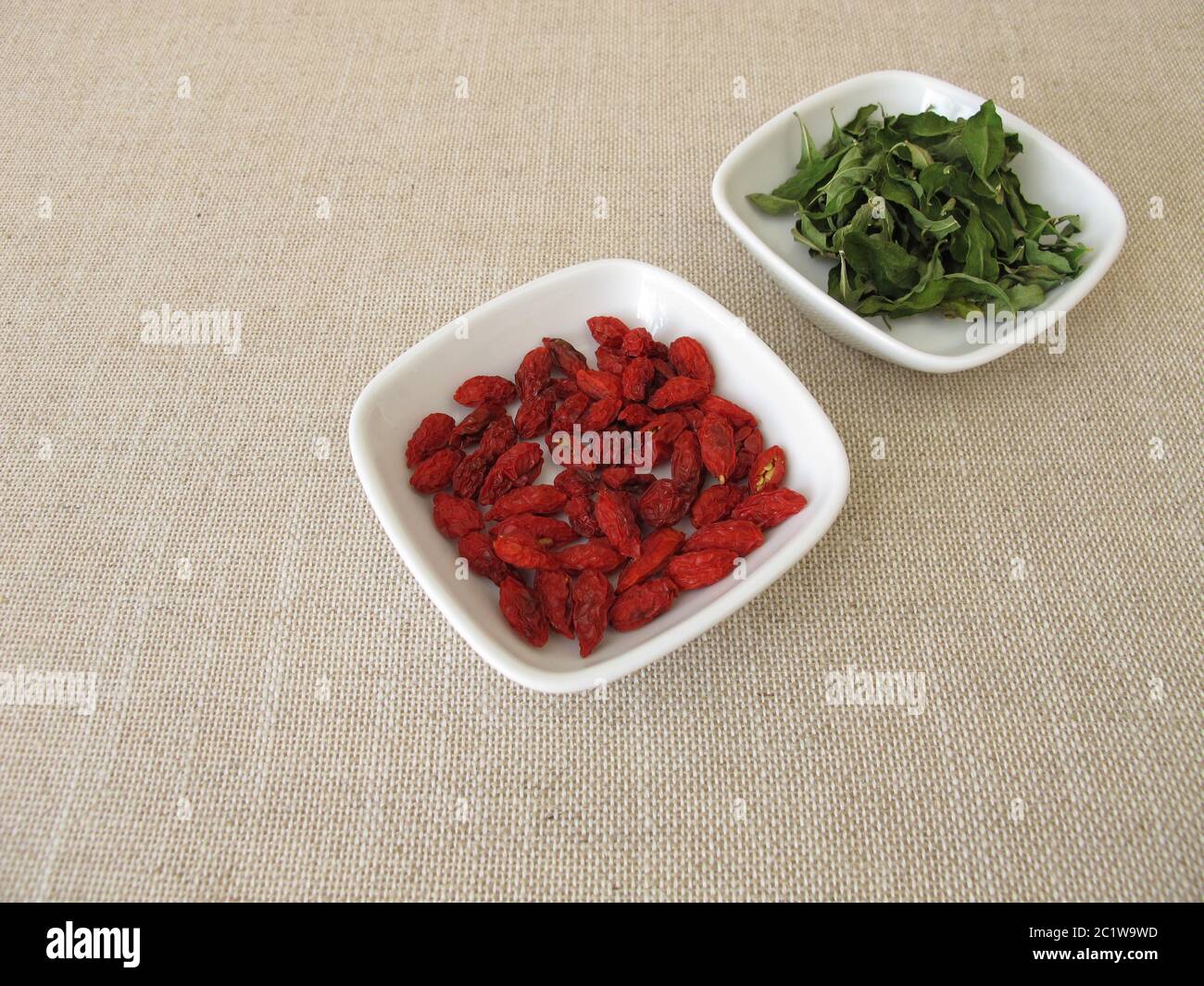 Bacche di goji essiccate e foglie di goji Foto Stock