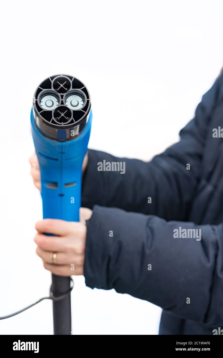 Stazione di ricarica per un veicolo elettrico con 3 diversi connettori Foto Stock