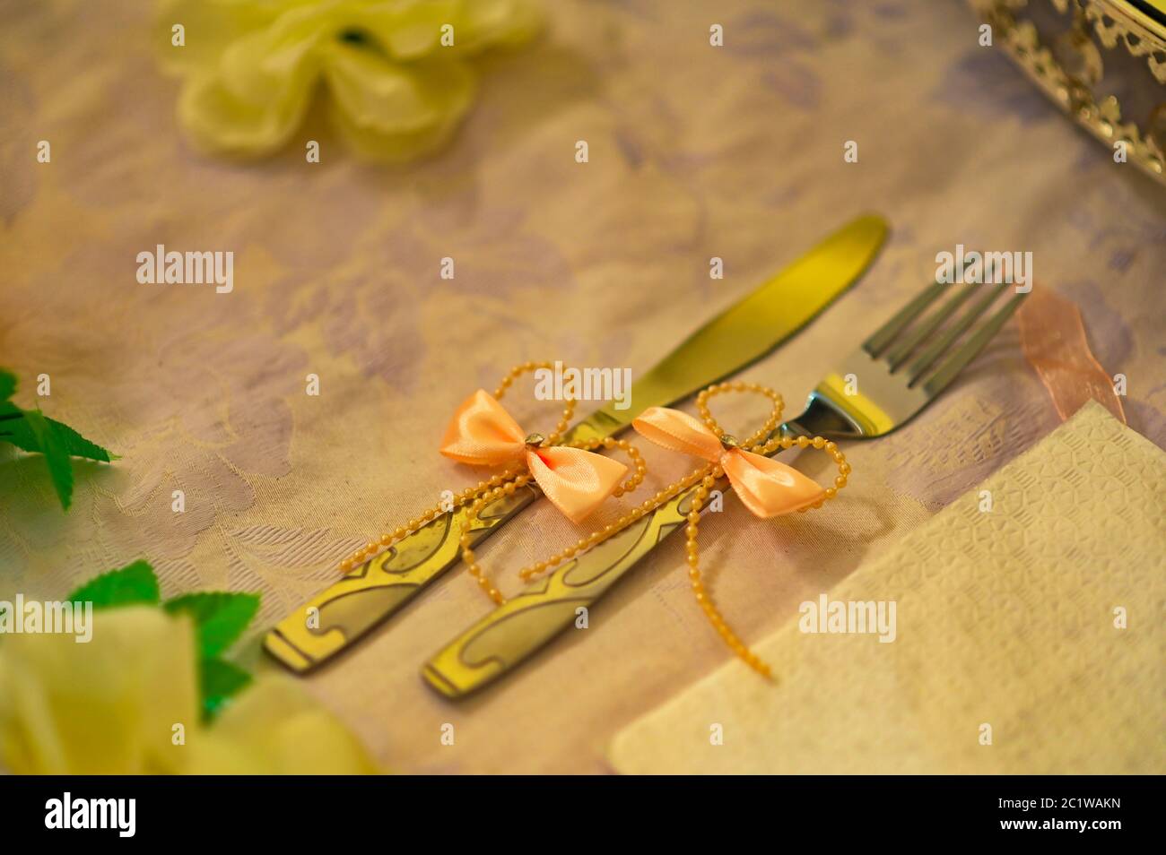 forchetta e coltello decorati con nastri per feste di nozze. Foto Stock