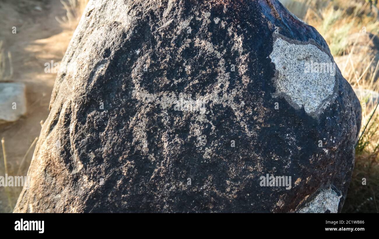 Pittura di roccia aka petroglypgs al campo in Cholpon-ATA, Issyk-kul, Kirghizstan Foto Stock