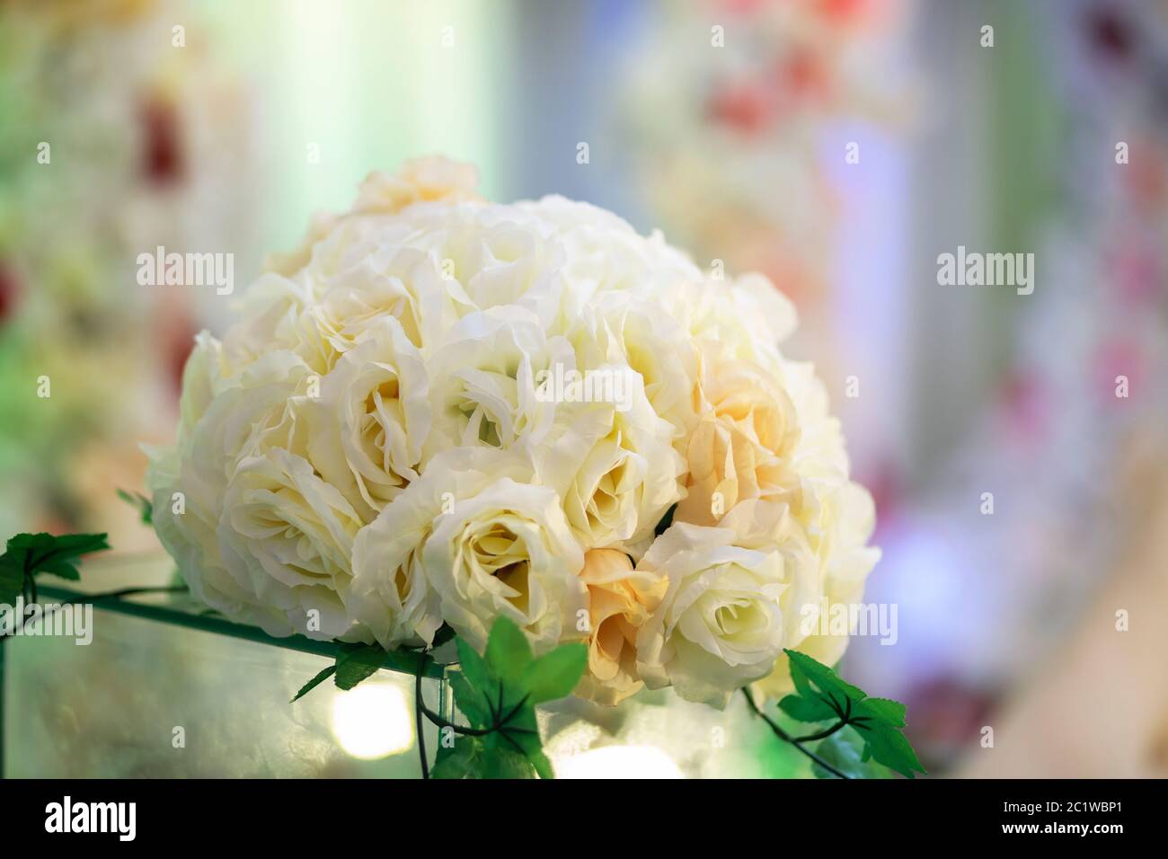 Bouquet di rose bianche per il tavolo da ricevimento di nozze Foto Stock