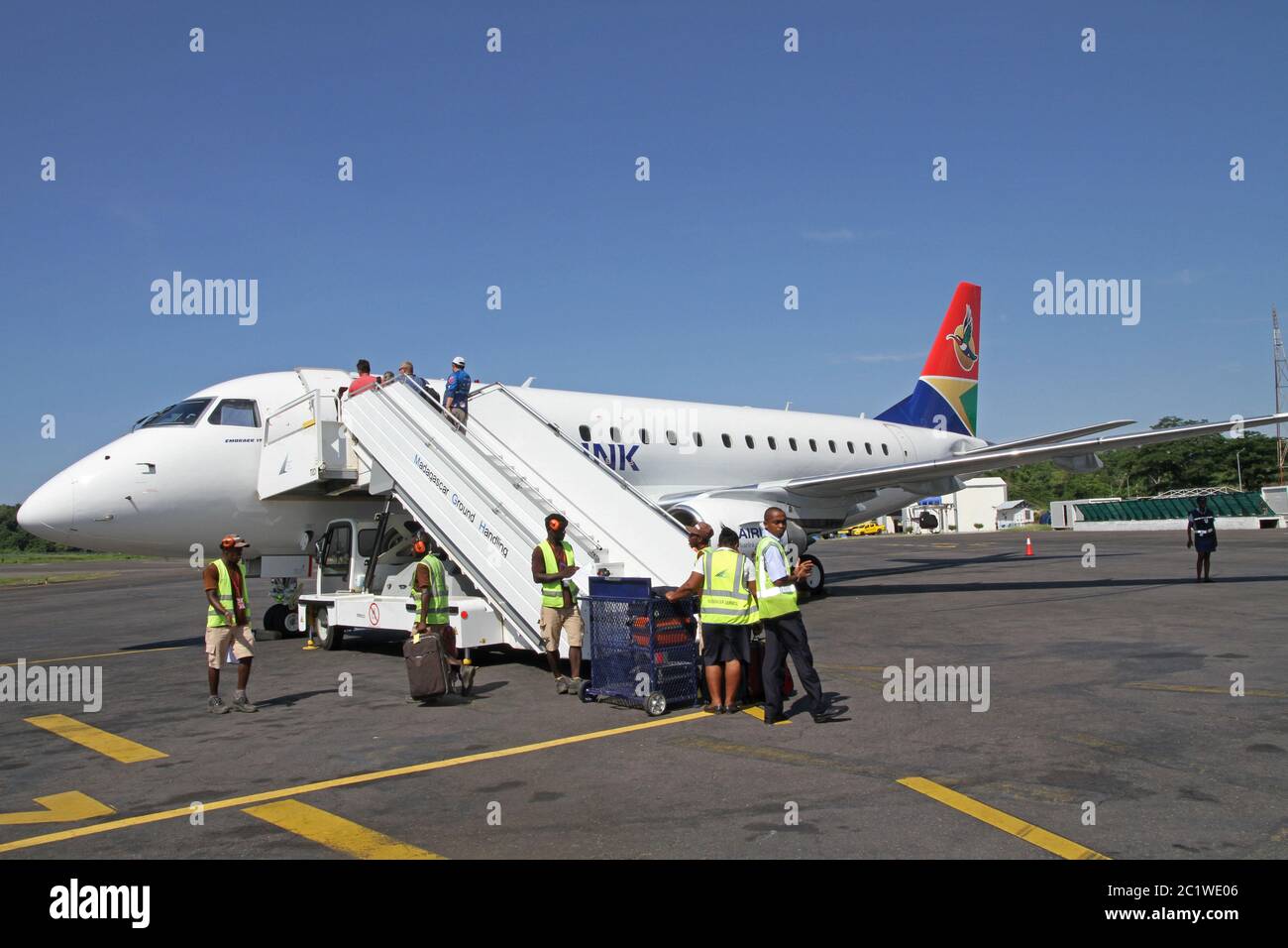 Vista completa del molo della compagnia aerea e del camion delle scale mobili d'imbarco, l'aeroporto di Fascene, Nosy Be, Madagascar. Foto Stock