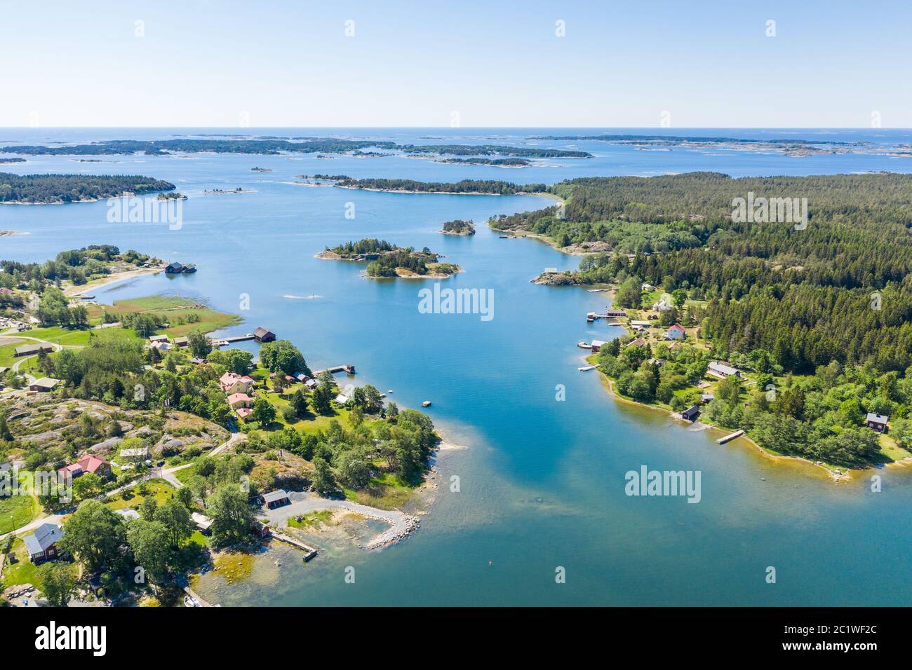 Vista aerea del paesaggio rurale estivo nell'arcipelago marino nella Finlandia meridionale. Foto Stock