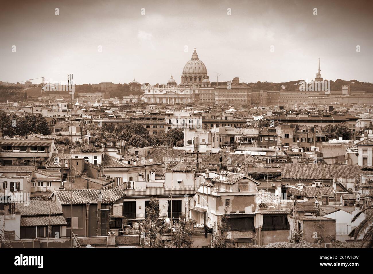 Città di Roma, Italia con la Basilica di San Pietro in Vaticano. Tono seppia - stile monocromatico retrò. Foto Stock