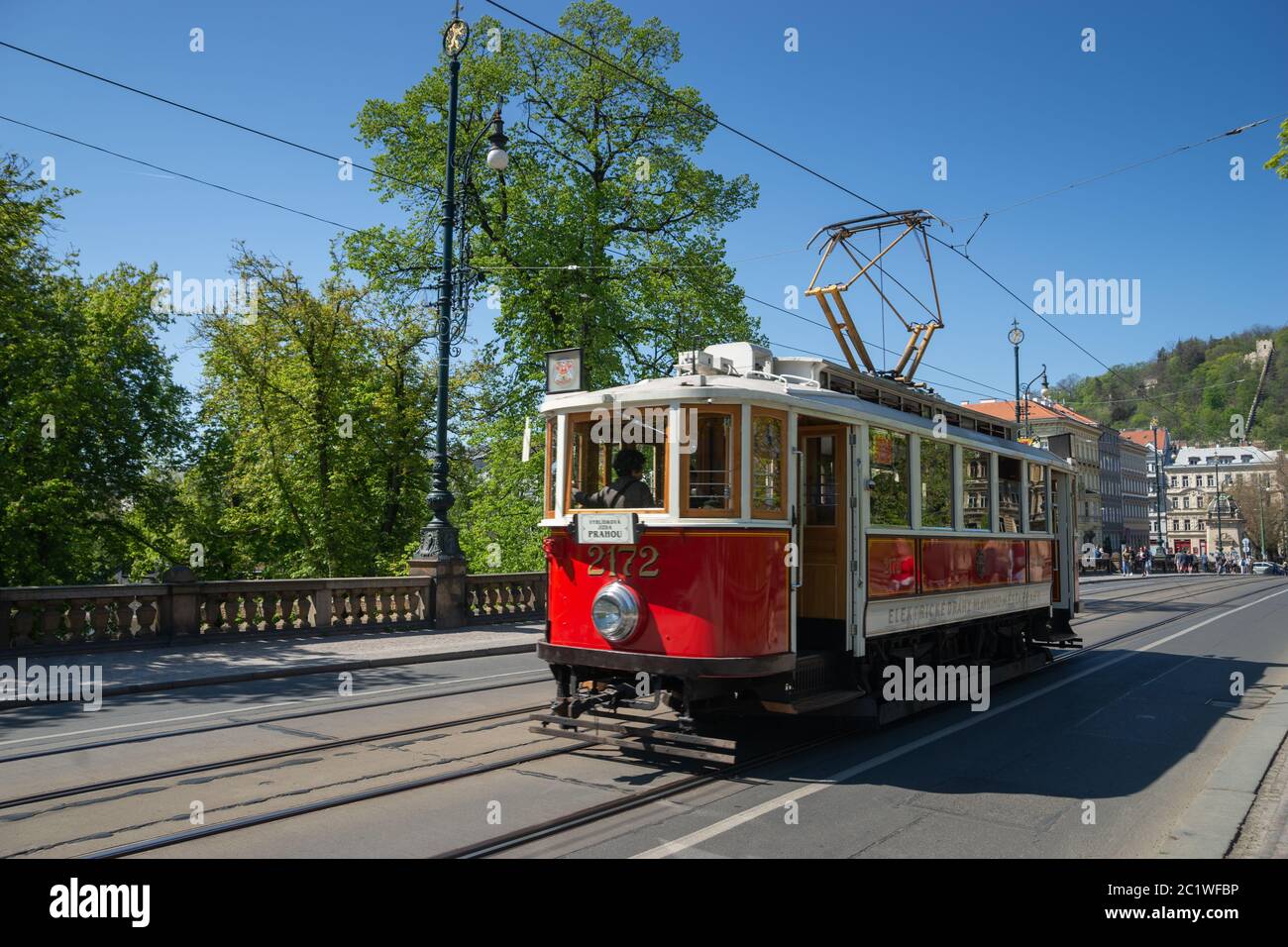 Old Tram sul ponte Legion di Praga Foto Stock