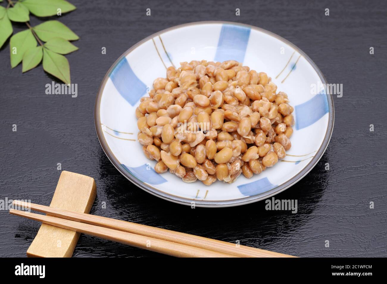 Cibo giapponese, natto di soia fermentato in piatto Foto Stock