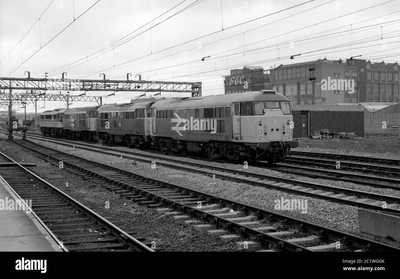 Quattro locomotive leggere che attraversano la stazione di Rugby, Warwickshire, Inghilterra, Regno Unito. 10 maggio 1986. Foto Stock