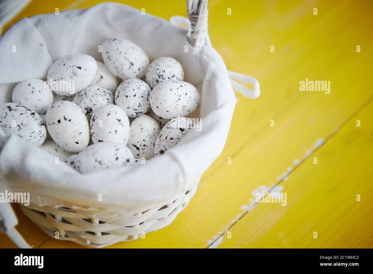 Uova di quaglia in bianco cesto in vimini. Il concetto di vacanze di Pasqua Foto Stock