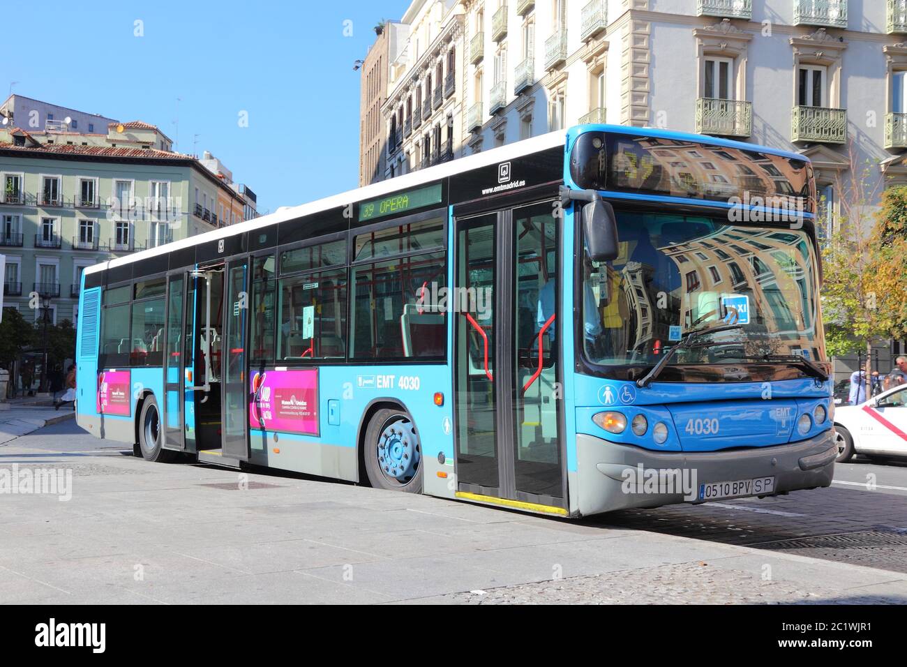 MADRID, Spagna - 22 ottobre 2012: la gente ride di autobus della città di Madrid. EMT è Madrid bus principale operatore. Esso utilizza la flotta di più di 2000 autobus e serve Foto Stock