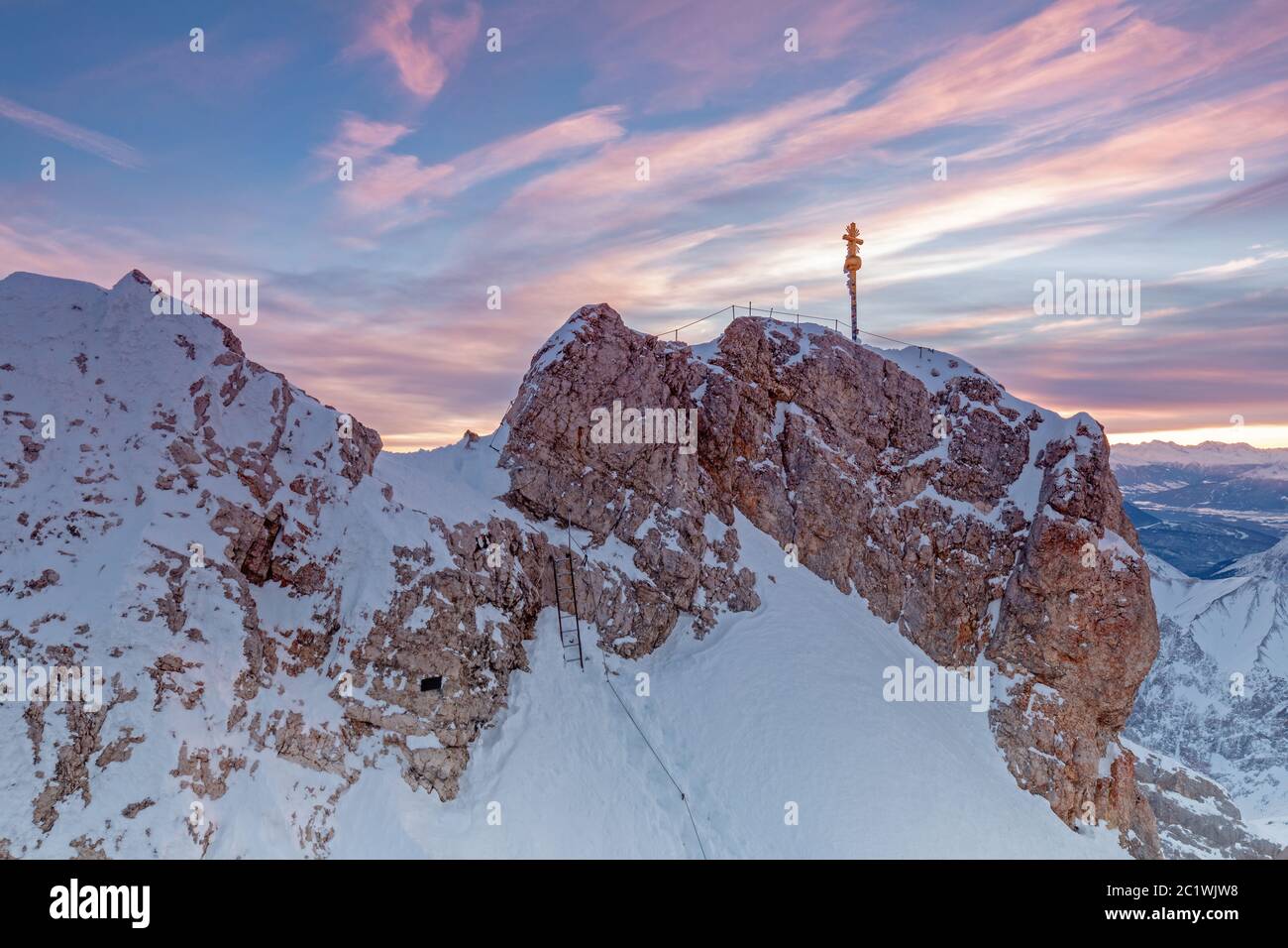 Alba sul monte Zugspitze vertice con il vertice di croce Foto Stock