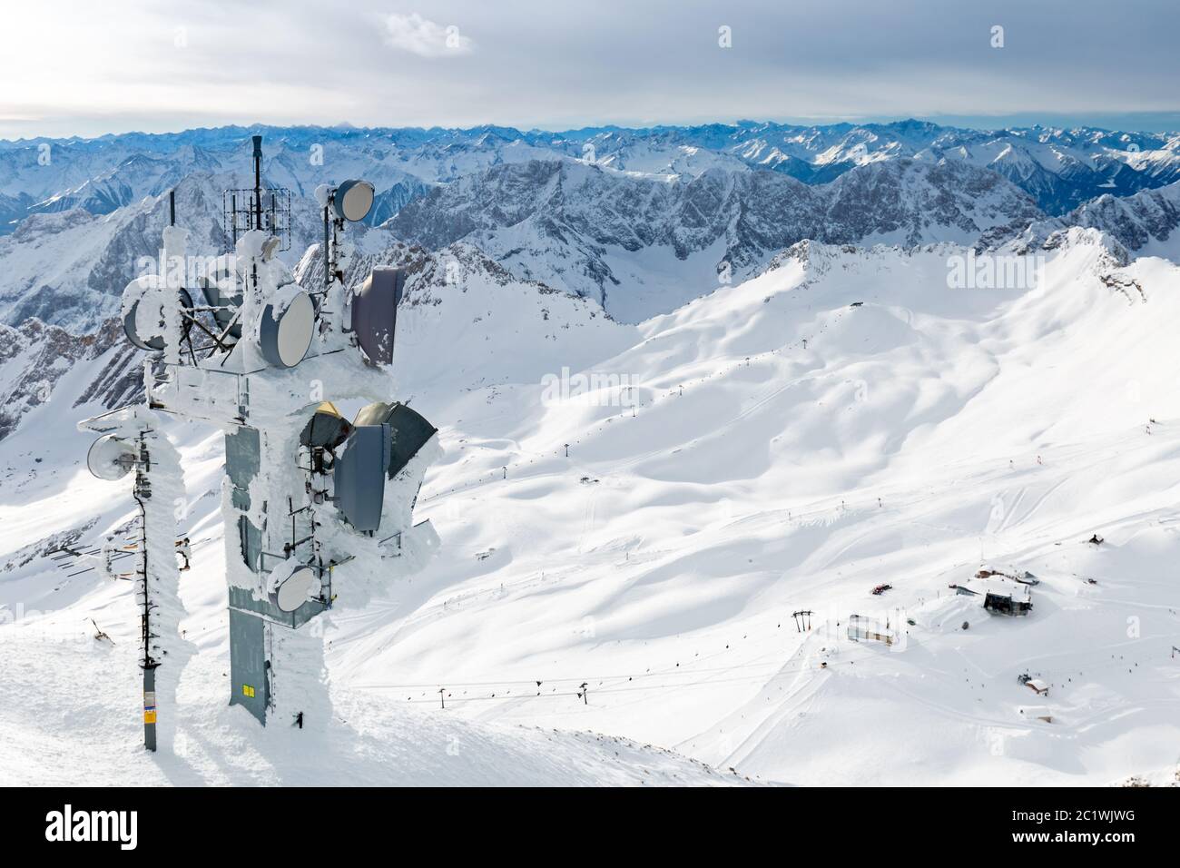 Montante di radio sulla montagna Zugspitze vertice in inverno Foto Stock