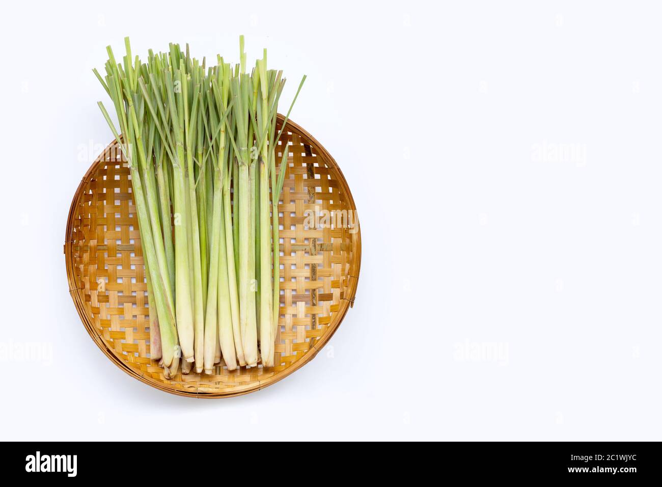 Citronella fresca su cesto di legno di bambù trebbiatura su sfondo bianco. Spazio di copia Foto Stock