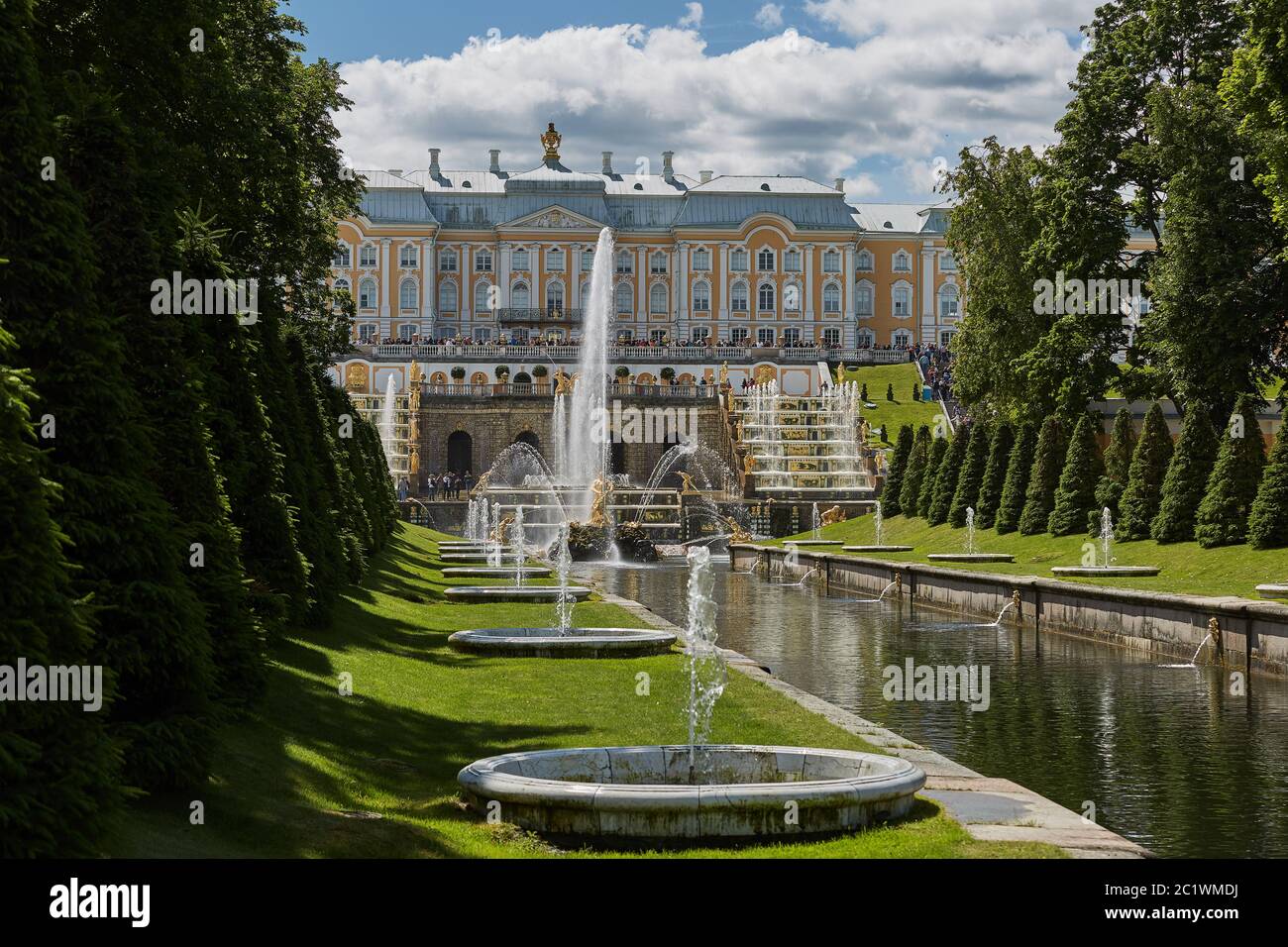 Vista del famoso punto di riferimento del Palazzo Peterhof, vicino alla città di San Pietroburgo in Russia Foto Stock