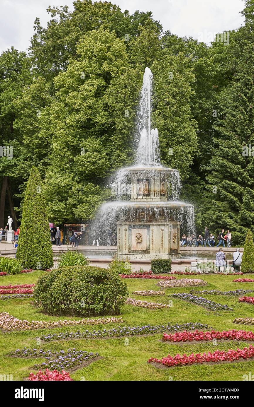 Persone che visitano il famoso punto di riferimento di Peterhof, vicino alla città di San Pietroburgo in Russia Foto Stock