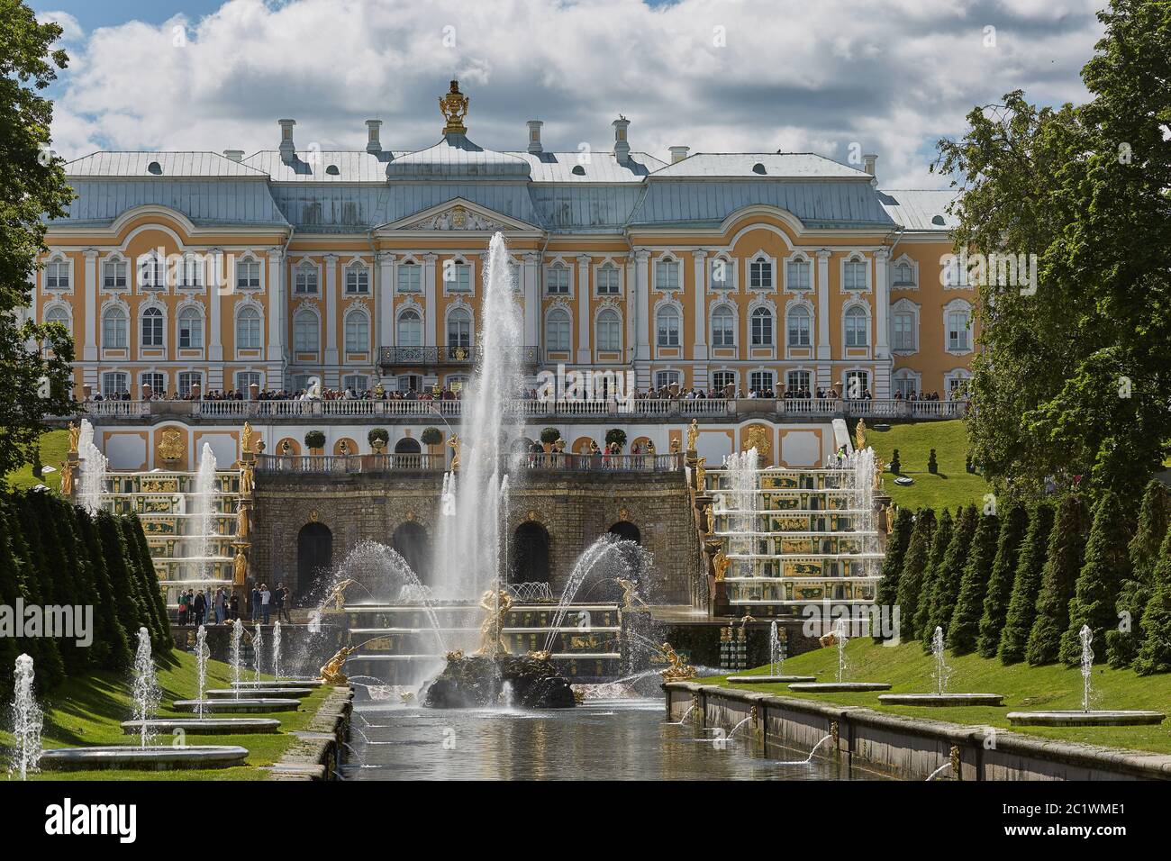 Vista del famoso punto di riferimento del Palazzo Peterhof, vicino alla città di San Pietroburgo in Russia Foto Stock