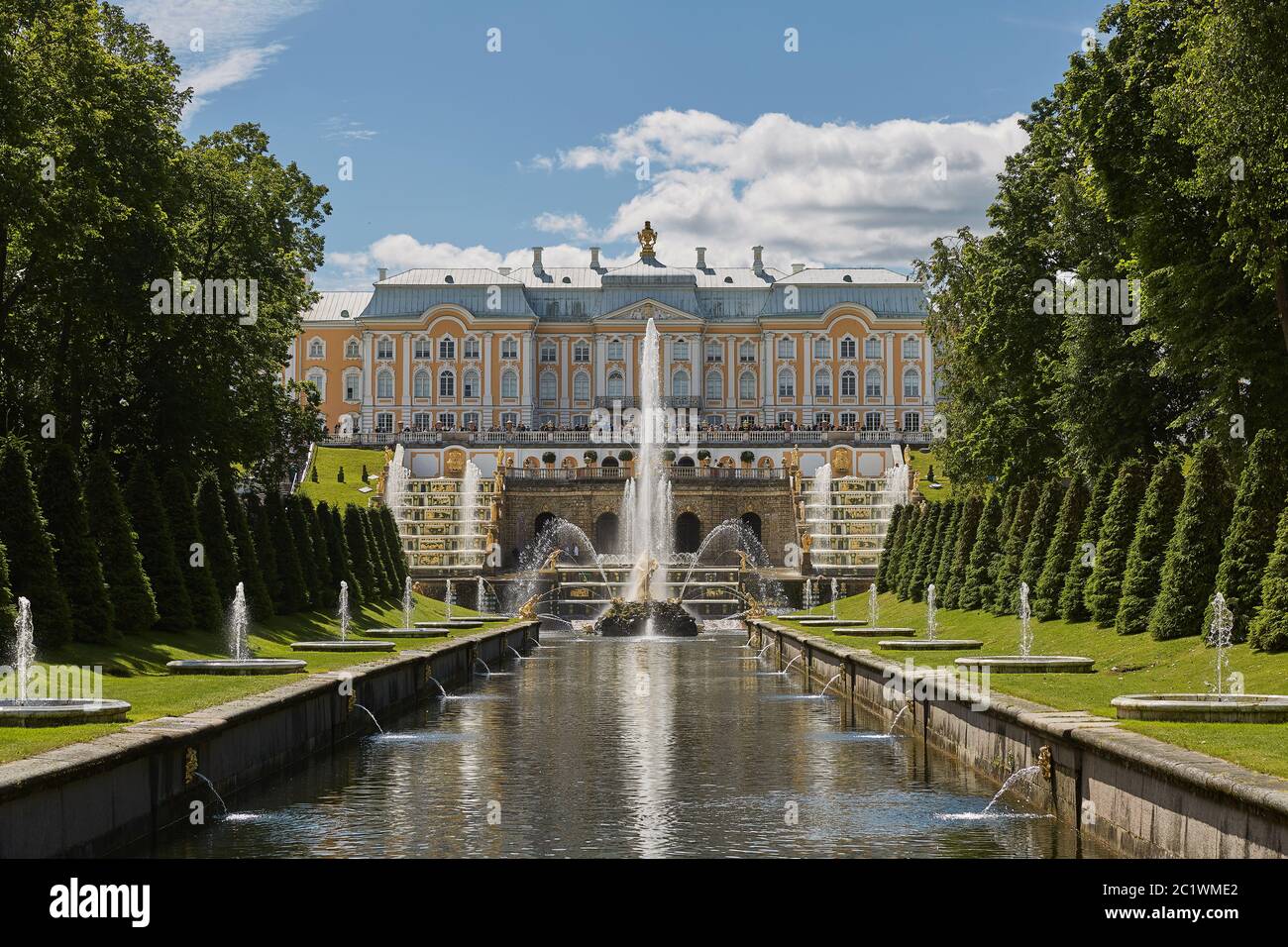 Vista del famoso punto di riferimento del Palazzo Peterhof, vicino alla città di San Pietroburgo in Russia Foto Stock