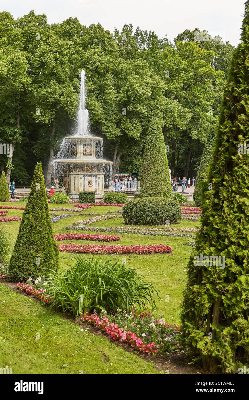 Vista del famoso punto di riferimento del Palazzo Peterhof e dei suoi giardini vicino alla città di San Pietroburgo in Russia Foto Stock