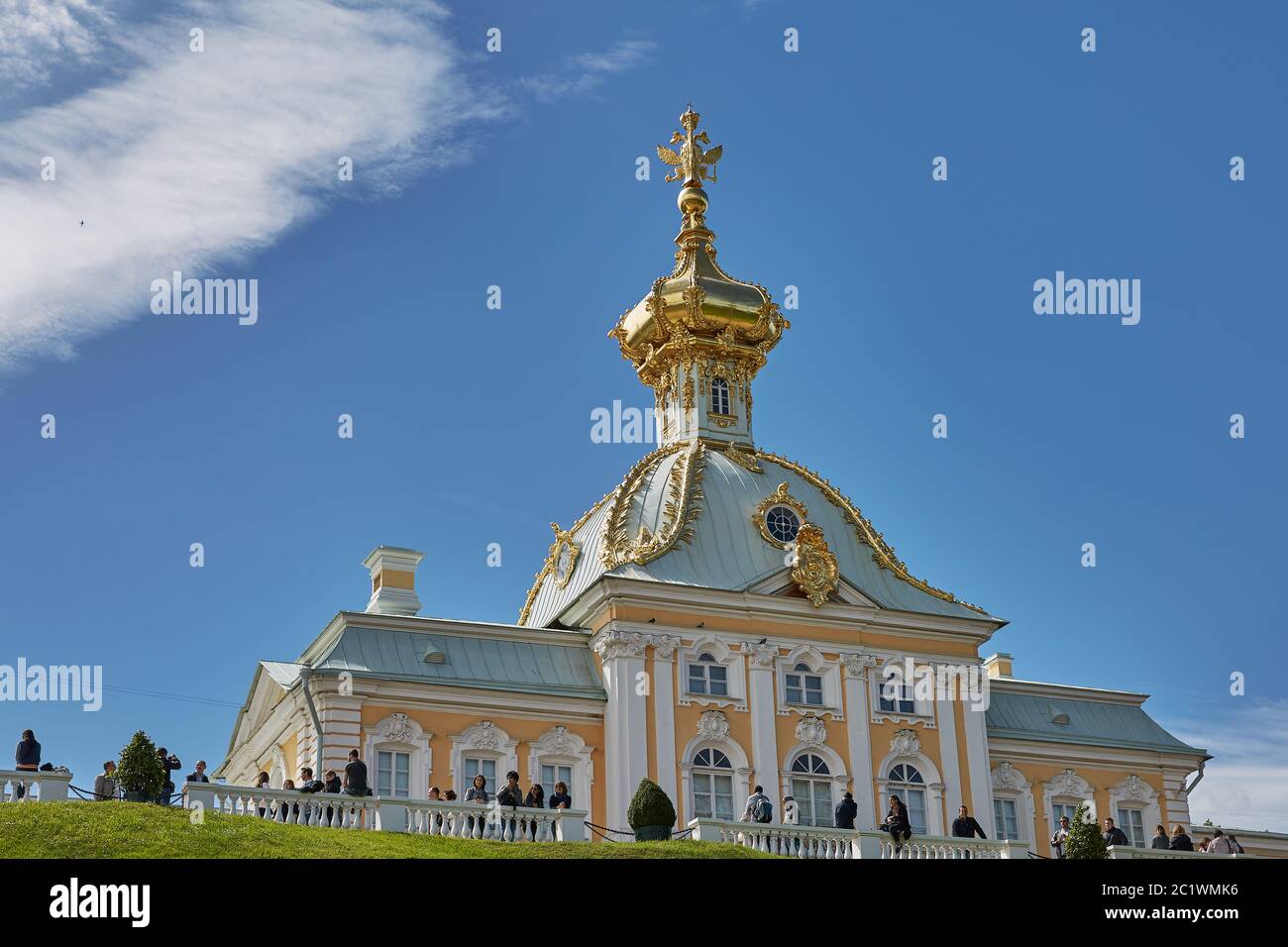 Persone che visitano il famoso punto di riferimento di Peterhof, vicino alla città di San Pietroburgo in Russia Foto Stock