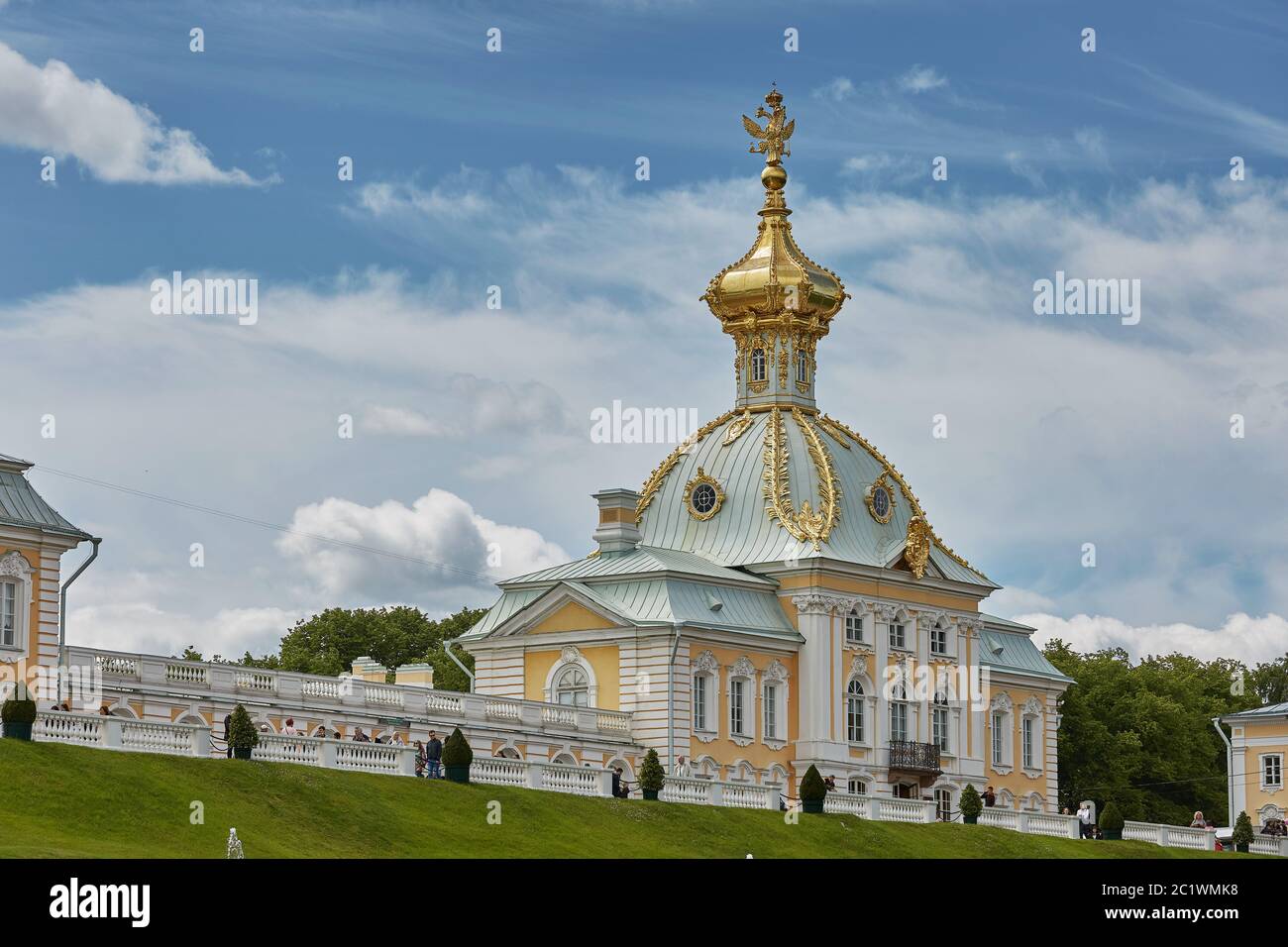 Vista del famoso punto di riferimento del Palazzo Peterhof, vicino alla città di San Pietroburgo in Russia Foto Stock