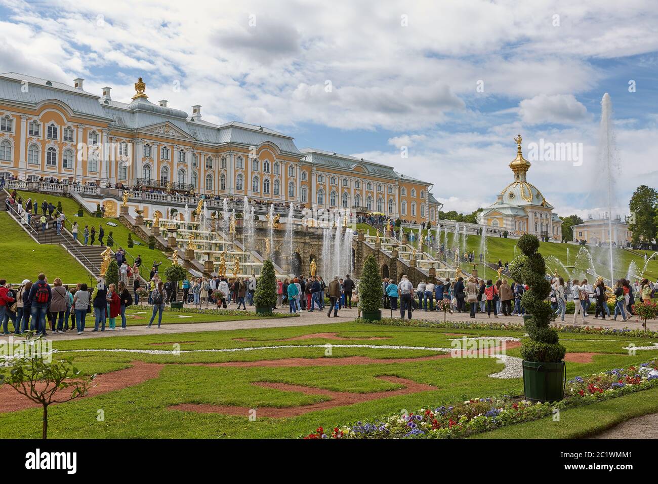 Persone che visitano il famoso punto di riferimento di Peterhof, vicino alla città di San Pietroburgo in Russia Foto Stock