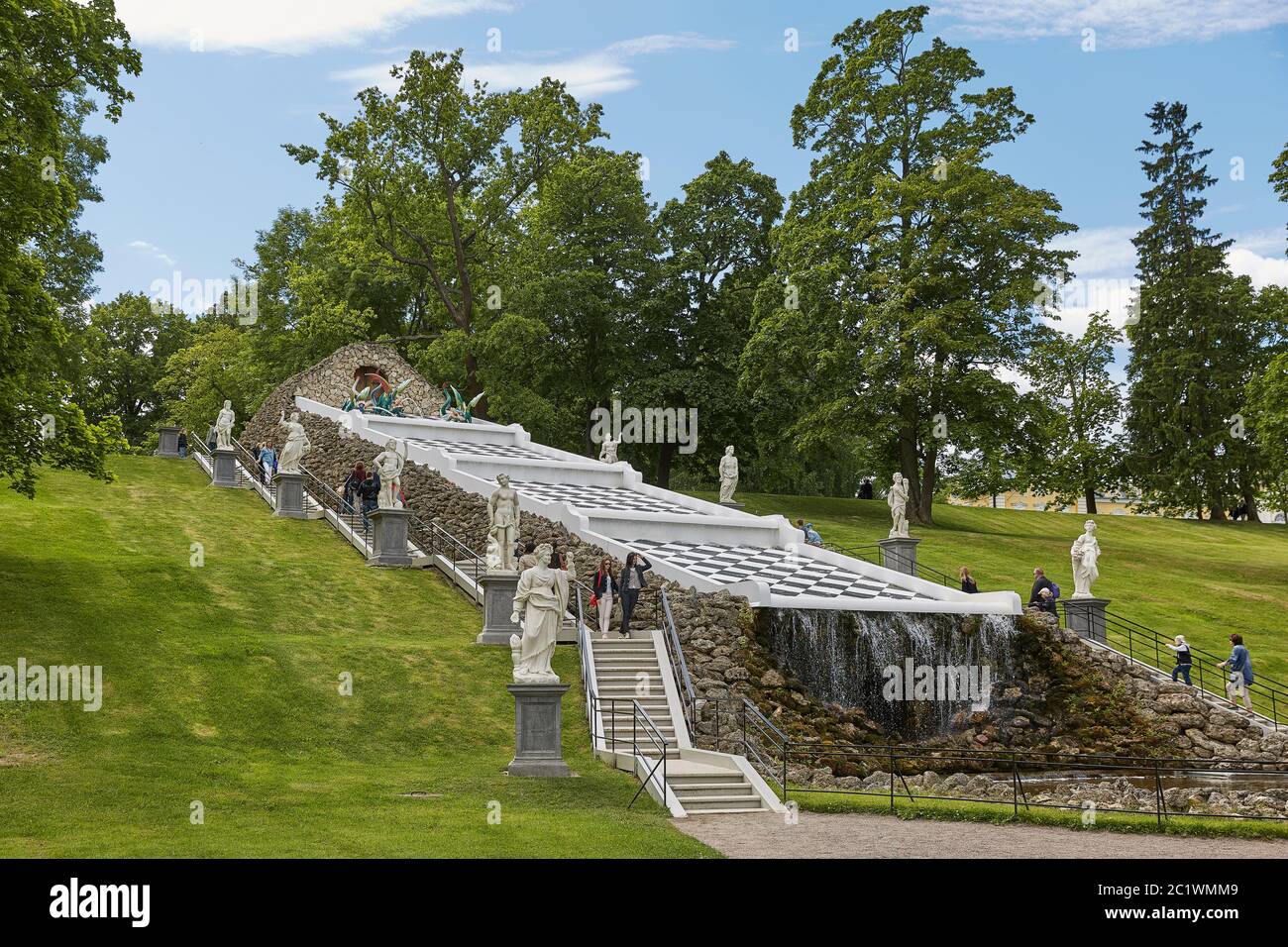 Persone che visitano il famoso punto di riferimento di Peterhof, vicino alla città di San Pietroburgo in Russia Foto Stock