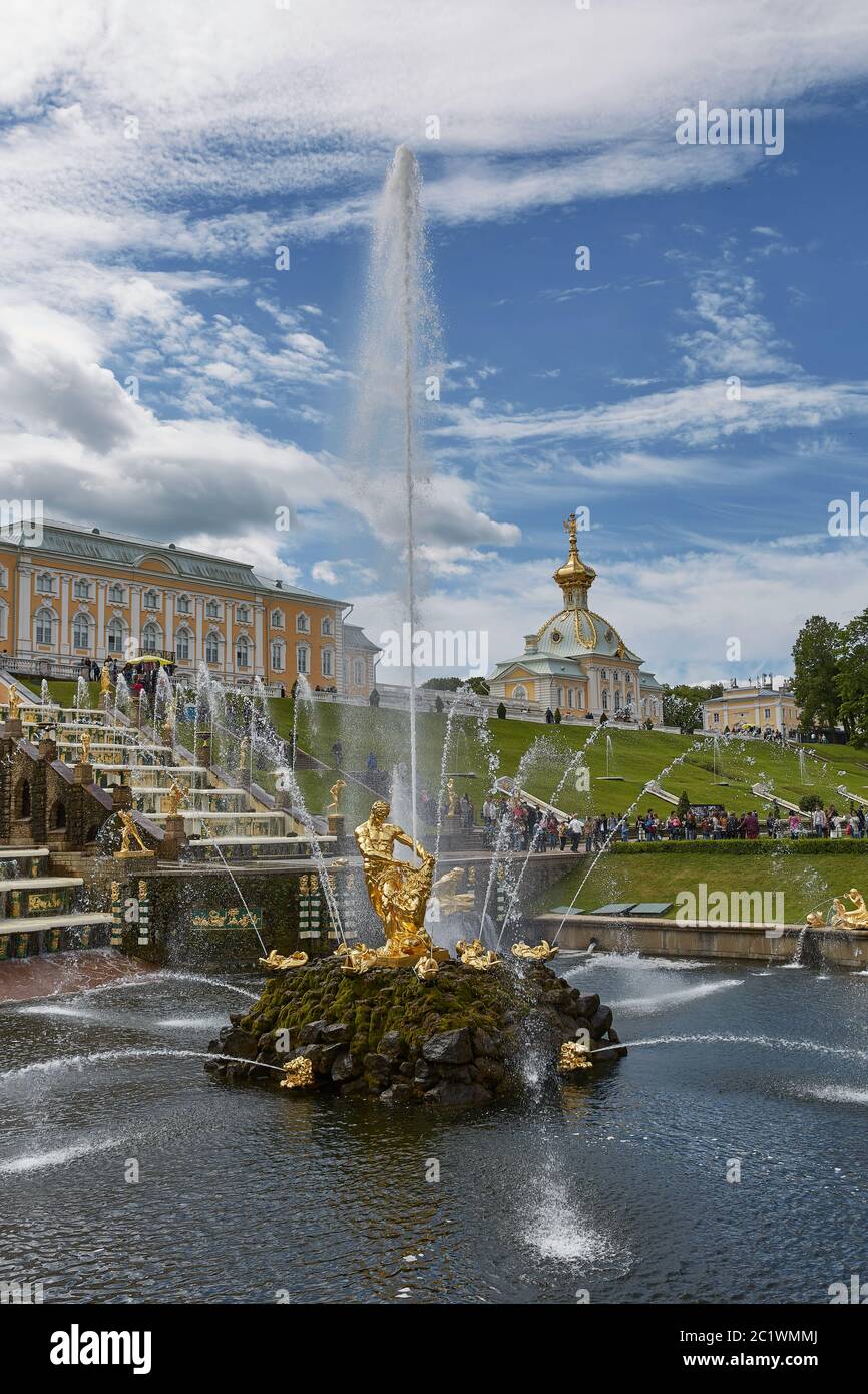 Persone che visitano il famoso punto di riferimento di Peterhof, vicino alla città di San Pietroburgo in Russia Foto Stock