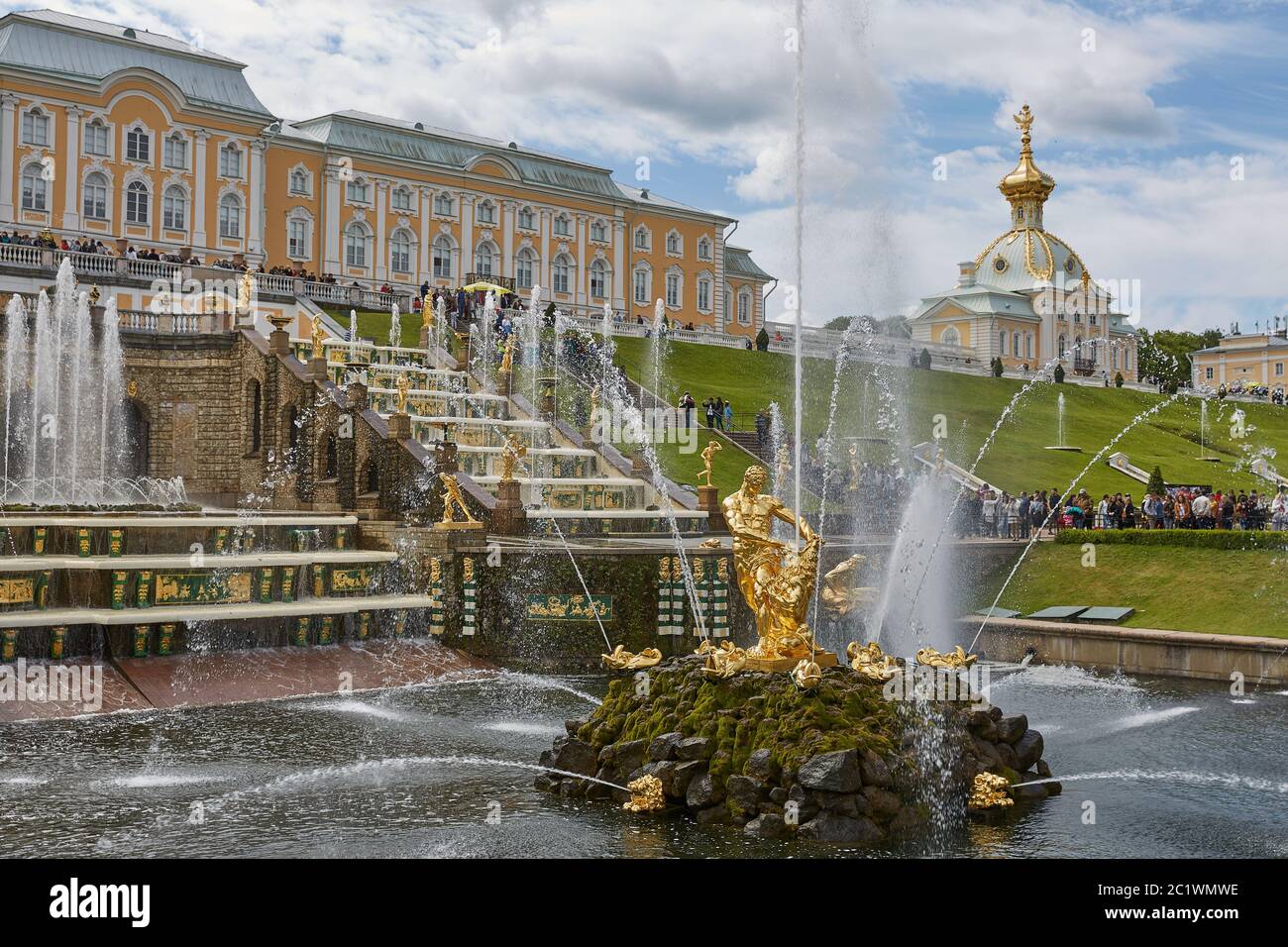 Persone che visitano il famoso punto di riferimento di Peterhof, vicino alla città di San Pietroburgo in Russia Foto Stock
