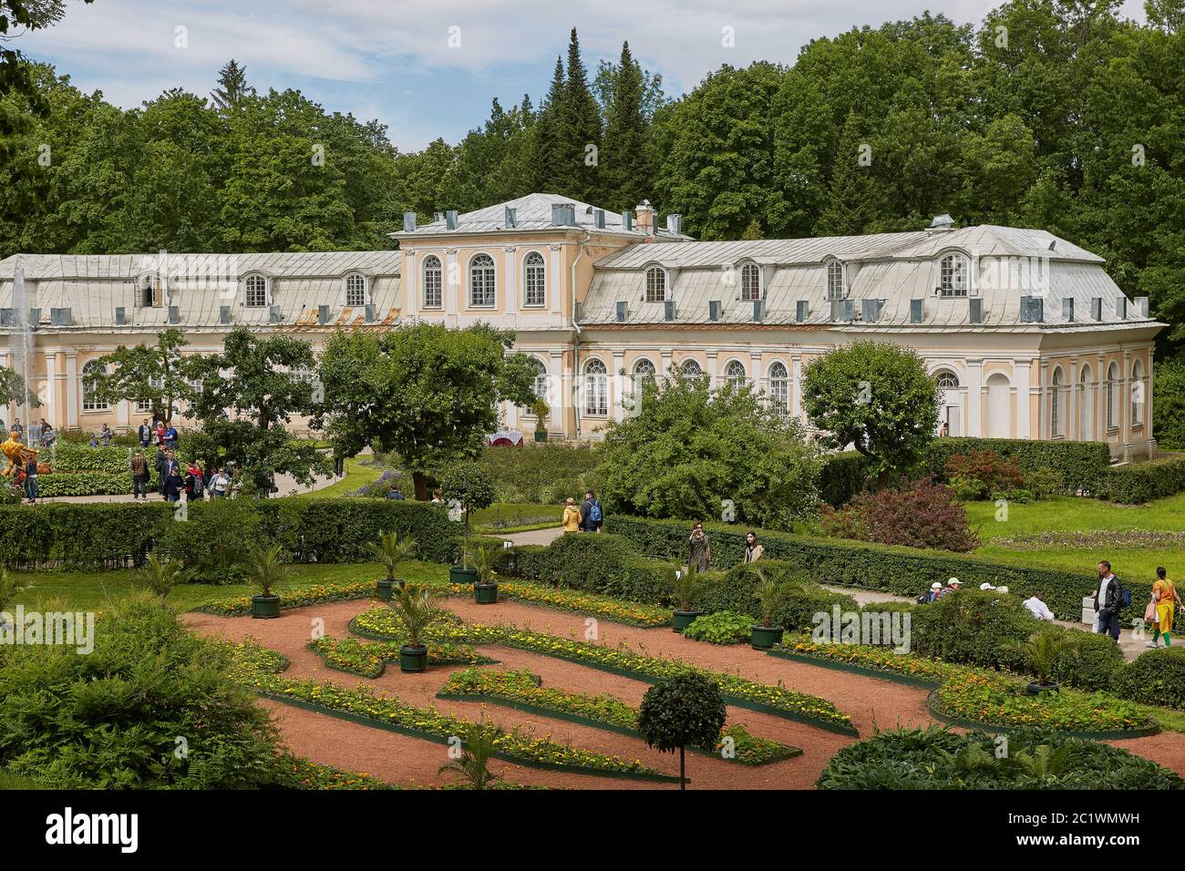 Persone che visitano il famoso punto di riferimento di Peterhof, vicino alla città di San Pietroburgo in Russia Foto Stock