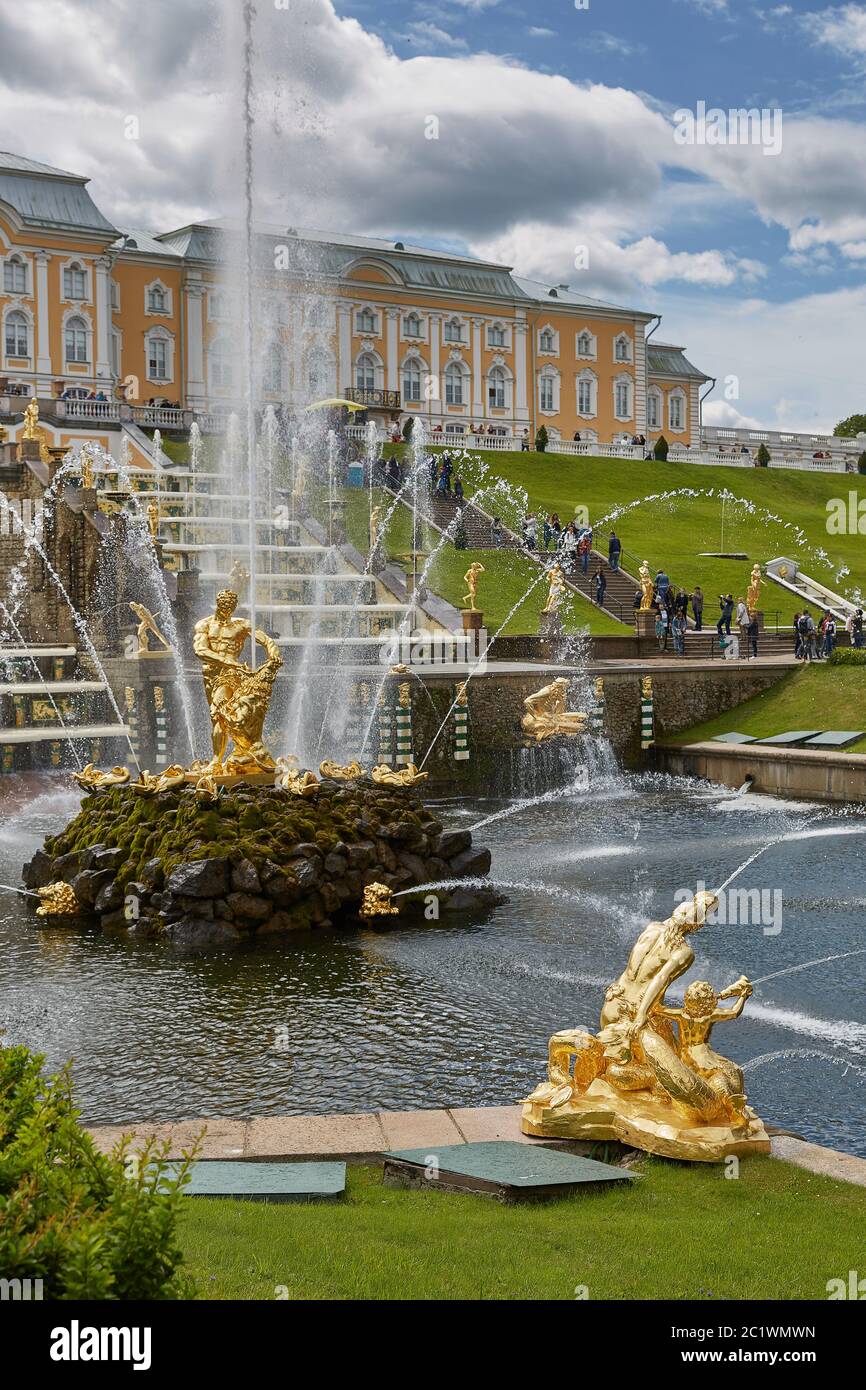 Persone che visitano il famoso punto di riferimento di Peterhof, vicino alla città di San Pietroburgo in Russia Foto Stock