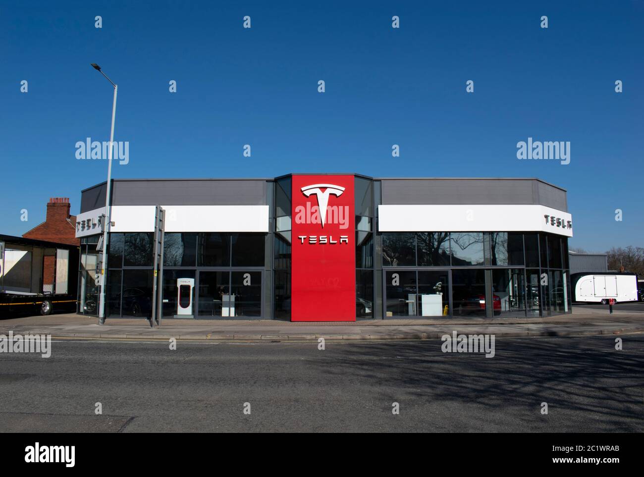 Showroom di automobili di Tesla e garage di servizio Heaton Chapel A6 con cielo blu chiaro Foto Stock