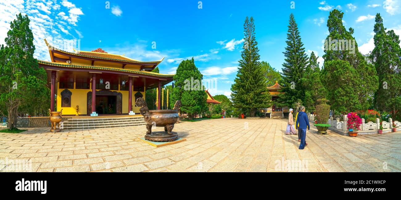 Vista dal monastero Truc Lam è un antico tempio per attirare i turisti. Foto Stock