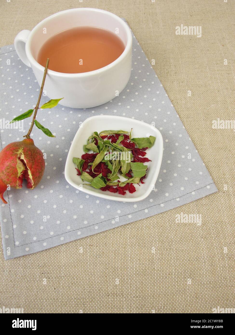 Tè melograno con foglie di melograno essiccate e petali di melograno essiccati Foto Stock