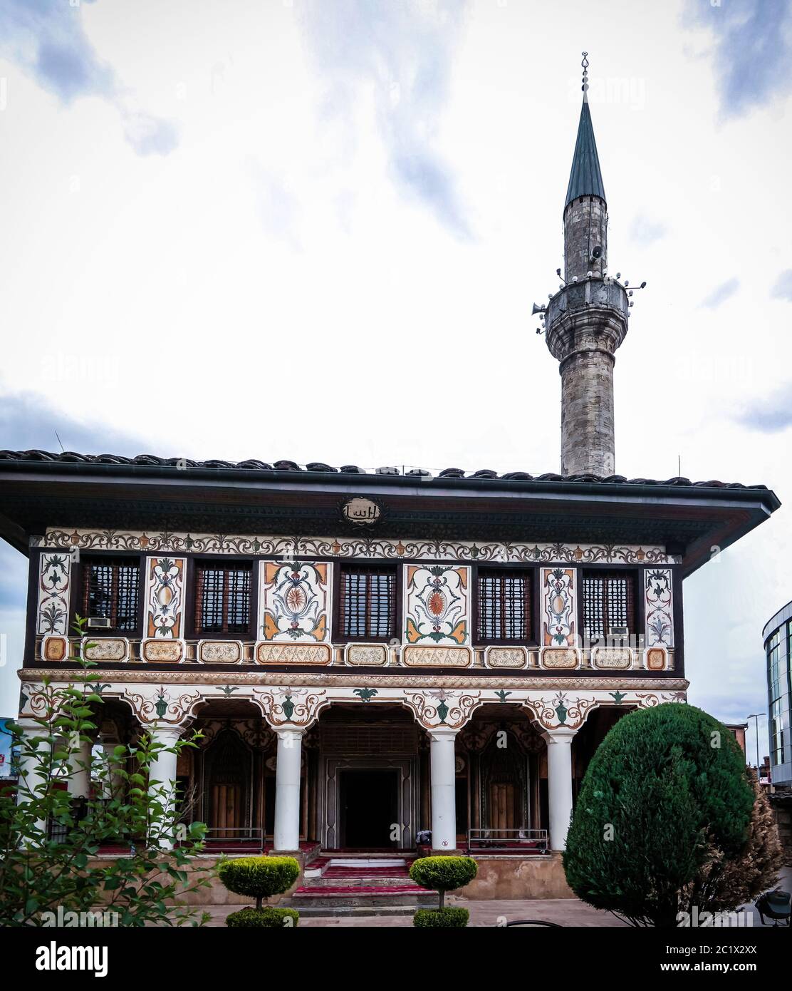 Vista esterna della Moschea a puntini Alaca Cami Kalkandelen aka moschea dipinta, Tetovo, Macedonia del Nord Foto Stock